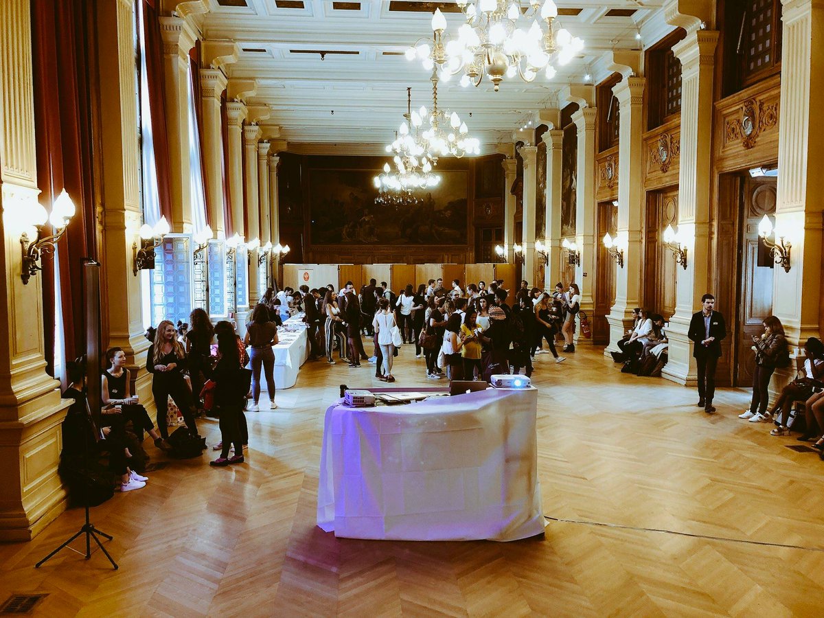 ClashOfBlogs's tweet photo. Que d'émotion hier lors de cette soirée de remise des prix ! 
Entre les cris de joie et les rencontres inoubliables entre certains blogueurs, la présence d'un jury d'exception, cette édition des #BlogBusters 2018 restera dans les mémoires !
Récapitulatif des vainqueurs bientôt ! https://t.co/iSnRWr3Y6L
