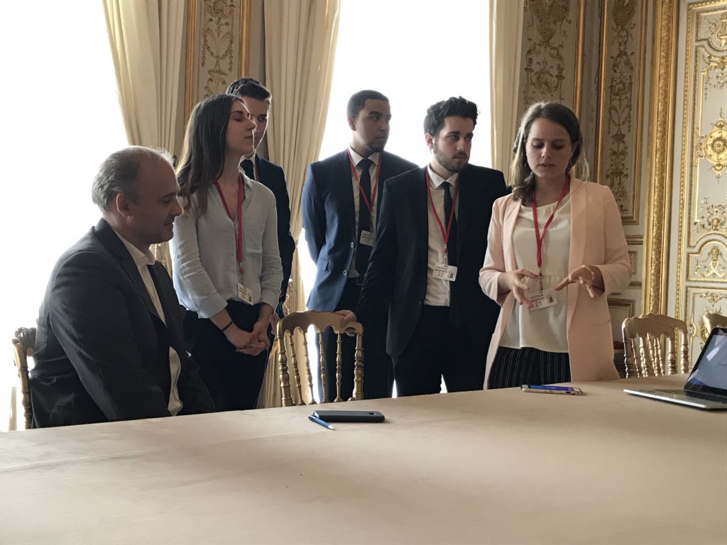 twitdfitz's tweet photo. Les élèves de l’EM Lyon, de Digital Campus Montpellier et de @iesamultimedia présentent au conseiller social du président, Pierre-André Imbert, leur projet d’application pour choisir sa formation professionnelle lauréate du Hackathon #hacktaformation organisé par la FFP. https://t.co/yTKBcIxuC9