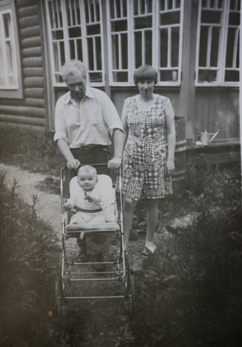 SkorodoomAndrej's tweet photo. Moi et mon grand-père, et une autre photo de ma tante à la campagne. #merci #granies #grandpère https://t.co/Ofuok1Llu1