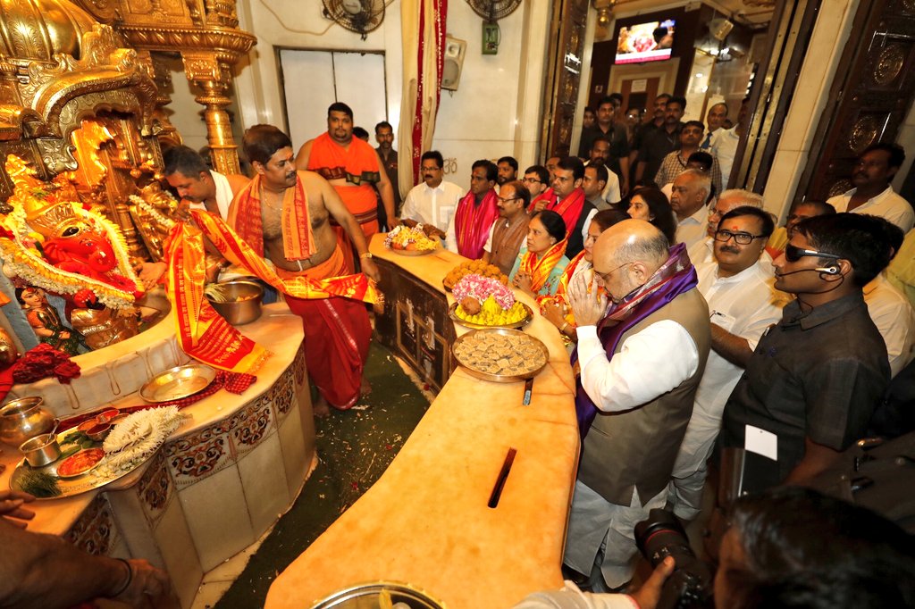 आज मुम्बई के श्री सिद्धिविनायक मंदिर में विघ्नहर्ता मंगलकर्ता गणपति बप्पा के दर्शन कर पूजा अर्चना की।