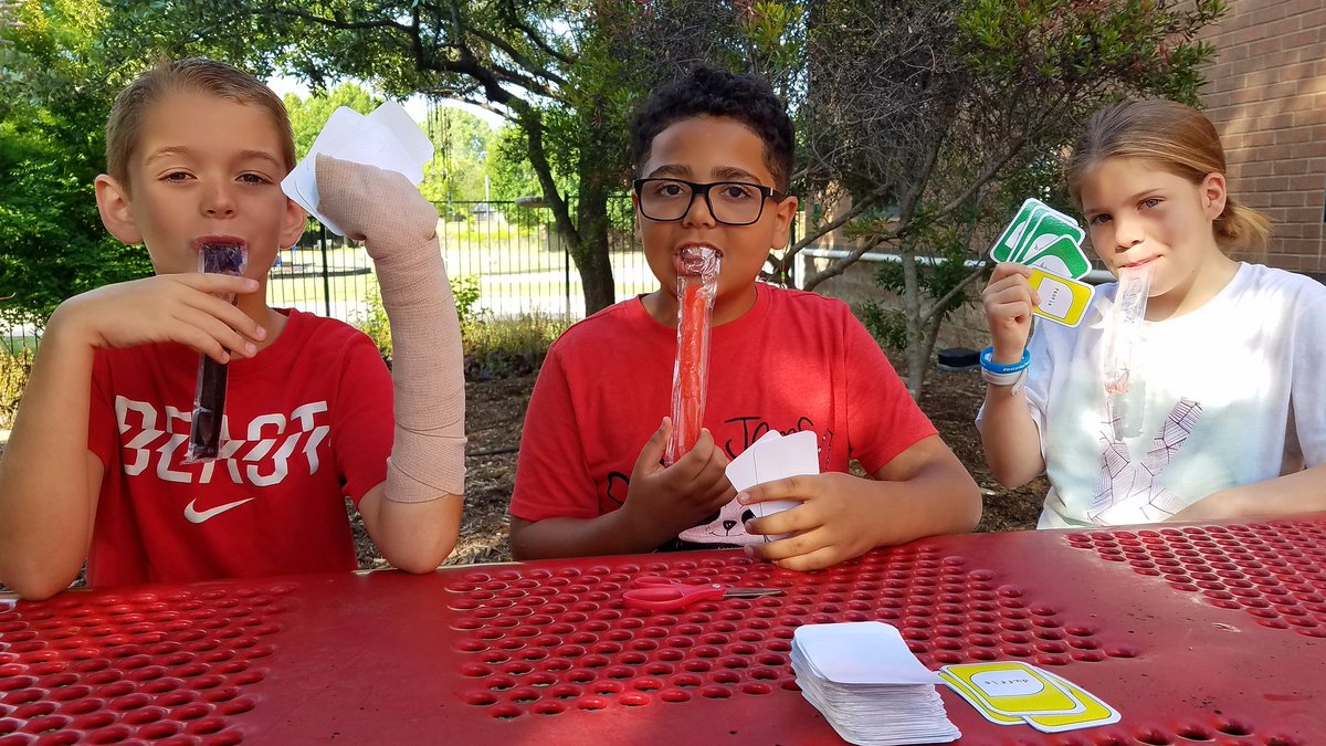 langsciencebes's tweet photo. Sidewalk chalk+card games+popsicles in the garden=sweet way to end the school year @BridlewoodES #LISDDYS https://t.co/NYT0npQ0ag