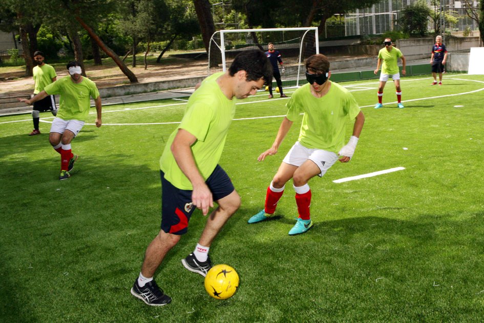 chemadomenech's tweet photo. "Alguien con miedo a darse un golpe con otro rival no está hecho para este deporte”. En los entrenamientos de la Selección Española de Fútbol para Ciegos.  España acoge desde mañana el Mundial 👉https://t.co/5WUIQMfmQX https://t.co/j7qYDheenP