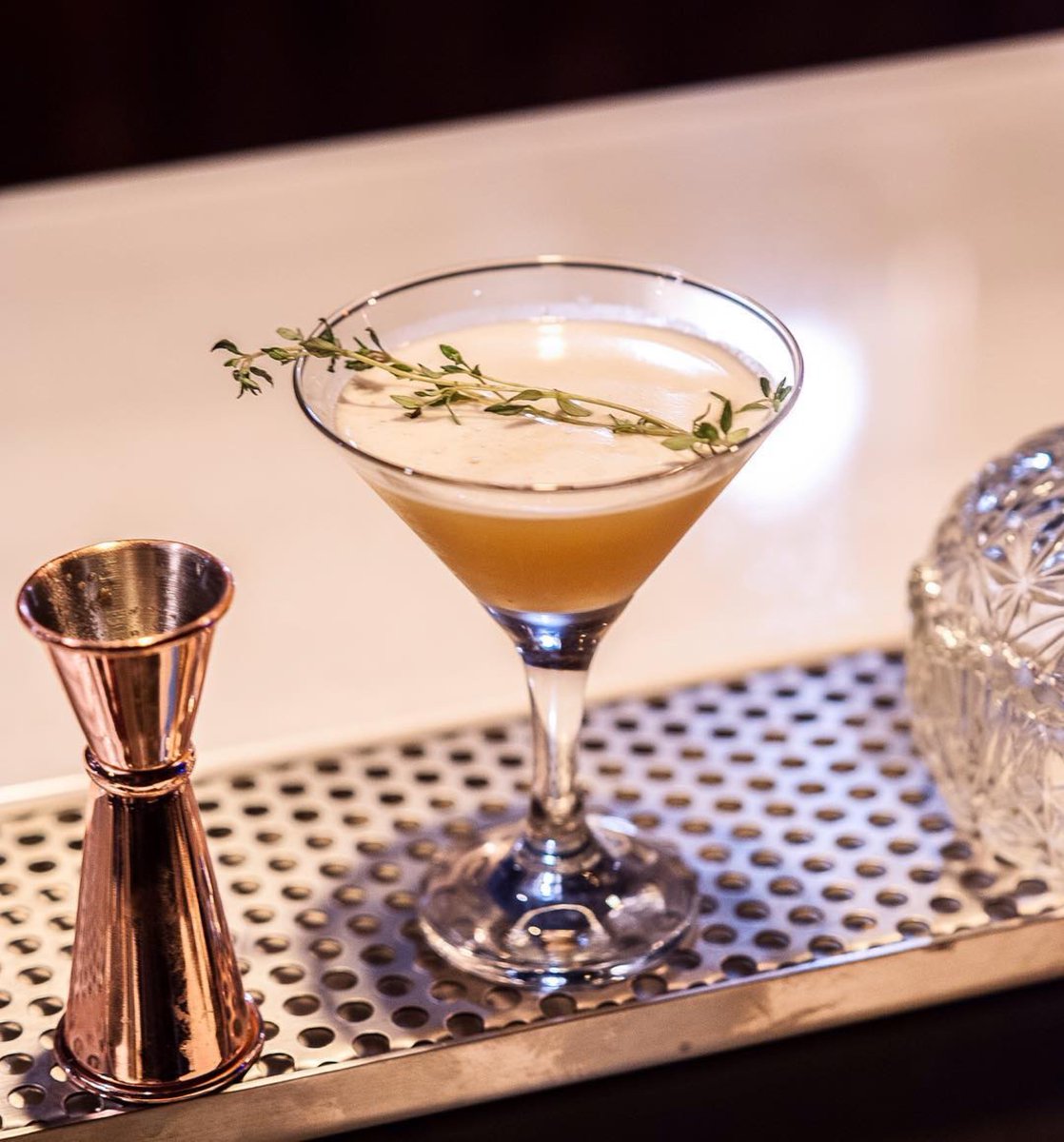 #craftcocktails in #gracia ? Go to @tenderbarcelona
・・・
Mellow melange Gin (Melocotón natural, sirope de miso y tomillo)  #barbcn #gaybcn #tapas #barcelona #tapasbarcelona #cafebcn #cocktails #cocktailsbarcelona #bcnnightlife #salirenbarcelona #cocteleria #cocteleriabarcelona