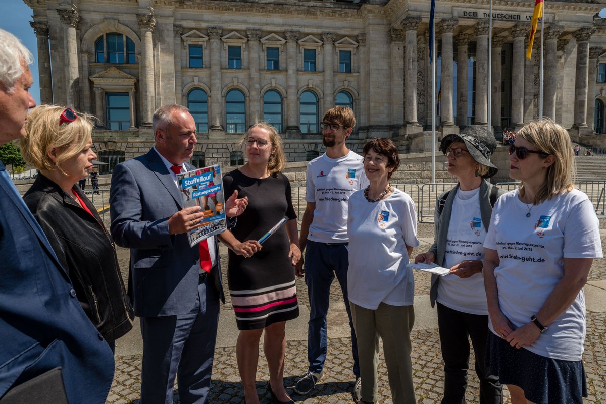 IPPNWgermany's tweet photo. Übergabe des Staffelstabes und der Resolution gegen #Rüstungsexporte an die MdBs @UliFreese (SPD), Alexander Ulrich (Die Linke) und @katdro Katharina Dröge (Bündnis 90 / Die Grünen) vom Wirtschaftsausschuss und Gesine @LoetzschMdB (Die Linke) vom Haushaltsausschuss. #FriedenGeht https://t.co/WllUFHxoSd