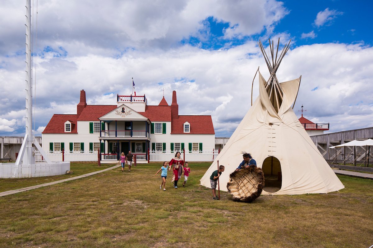 NorthDakota's tweet image. A3: Our national sites and trails immerse you into the history of the fur trade, the expedition of Lewis and Clark, the tribal cultures of the northern plains and so much more. Find them here ow.ly/I3LO30km8Hl #RealAmericaChat #NDLegendary #NorthDakota #FindYourPark