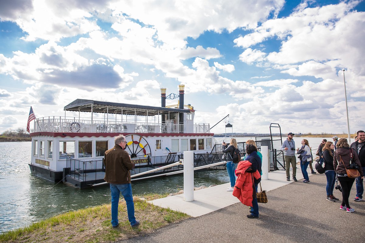 NorthDakota's tweet image. A4: Your #NorthDakota trip experience is truly up to you. Follow in the footsteps of legendary explorers Lewis and Clark, check out our ranches or escape from it all in our wide-open outdoors. Tour operators can start here ow.ly/HqHy30km97C #RealAmericaChat #NDlegendary