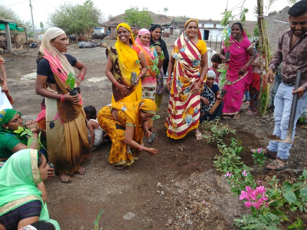 NavrachnaTrust's tweet photo. #EnvironmentDay2018  at Khargone Cluster in M.P. @RushinR 
Awareness amongst the community by Tree Plantation, Taking an Oath ceremony for the reduction of the use of plastics and coming forward by putting their signatures in the common area.. https://t.co/C111LzDeyf
