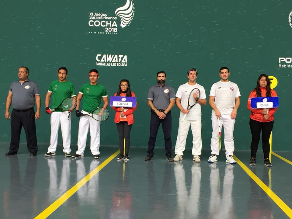 Siguen avanzando nuestros pelotaris en Cochabamba. Ayer, la  selección chilena de Pelota Vasca, derrotó a su par peruano por 2–0 en la modalidad  Frontenis Masculina.  Durante la tarde, se enfrentó a Venezuela, venciendo por  2 – 0  en Pelota Goma Pareja – Masculina.
