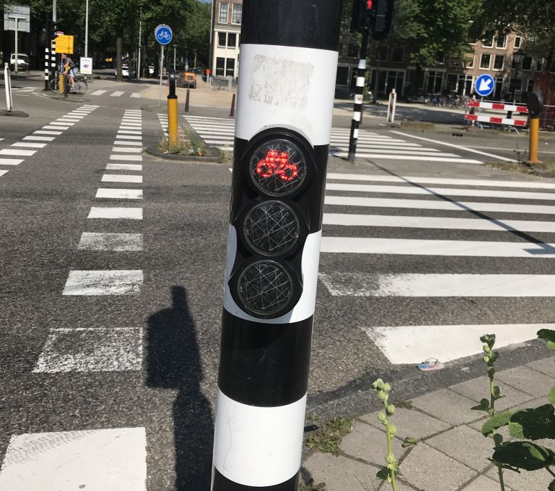 Wat is er gebeurd met de aftellers naar groen licht voor fietsers. Waar ze zo'n 2 jaar nog werkten op veel locaties werken ze tegenwoordig slechts nog op beperkt aantal locaties. Kapot, achterstallig onderhoud, etc. Foto: Kattenburgerplein waar ze niet meer werken <a href="/020centrum/">Stadsdeel Centrum</a>
