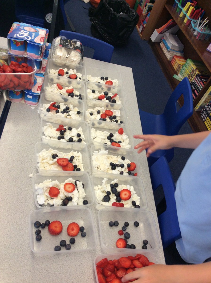 raeburnprimary's tweet photo. 3MJ have had another busy day! Today, we have made hotpot for the main meal and eton mess for dessert. #miniangels #wirralhomeless #homelesscommunity #birkenheadYMCA https://t.co/9LdfHDrpEP