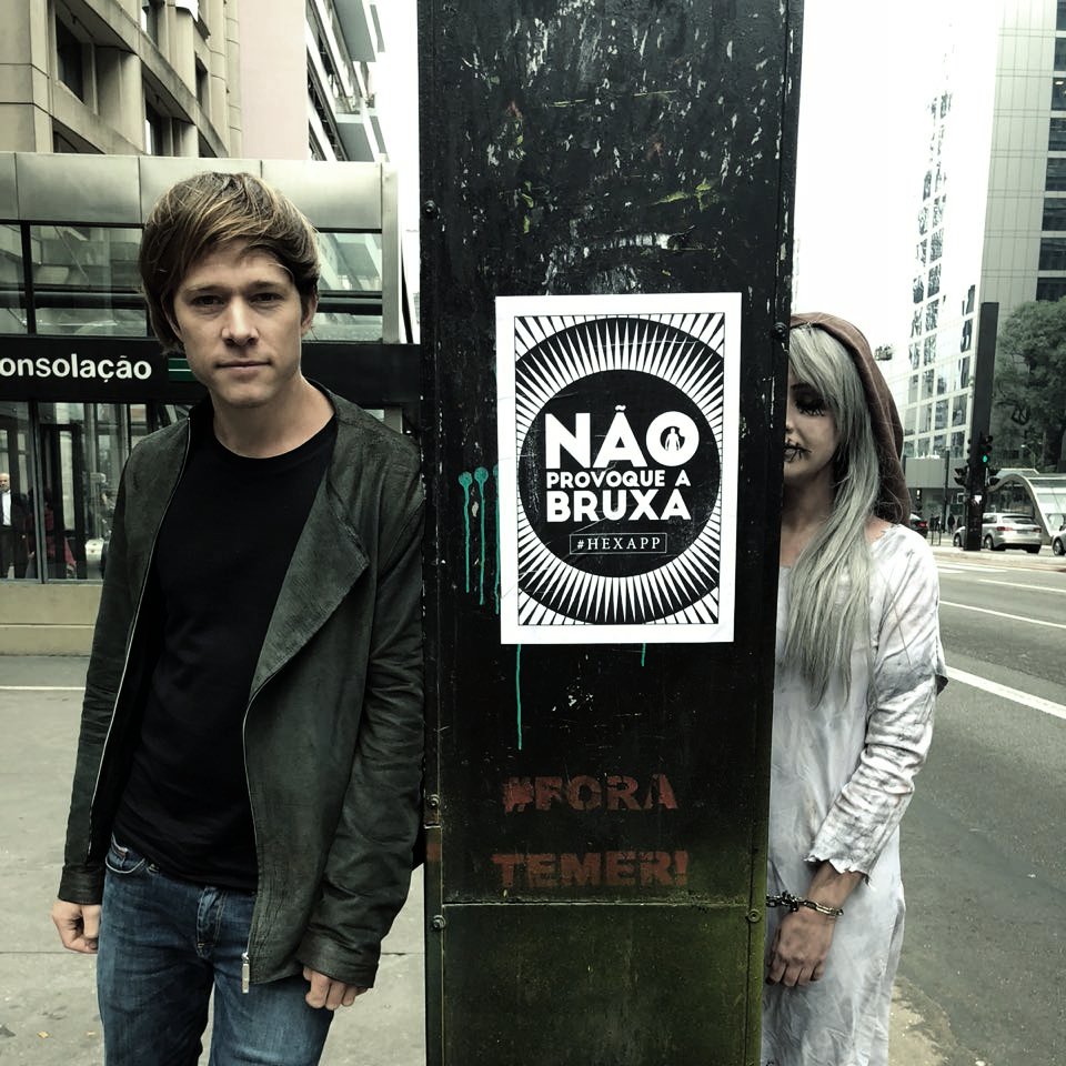 DarkSideBooks's tweet photo. A Avenida Paulista presenciou a primeira aparição da bruxa Katherine Van Wyler e o #HEXapp avisou que existem emanações vindas da Vila Madalena. Fiquem atentos aos sinais 💀 https://t.co/qzJ5x7BOpQ https://t.co/JoUKzZNu8f