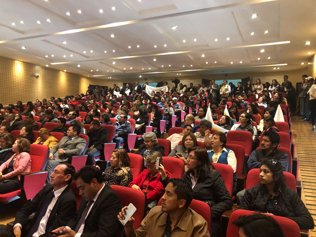 RedMaestrxsZ9's tweet photo. Representante de @UNAEcuador @Freddy_AlvarezG "Nuestro compromiso es ampliar la carrera de #ProfesionalizaciónDocente, con la firma del convenio con representante de @RedMaestrxsEC @WilmerSantacru3 para beneficios en #MaestríasUNAE #EducaciónContinuaUNAE https://t.co/m0L9KNeJjz