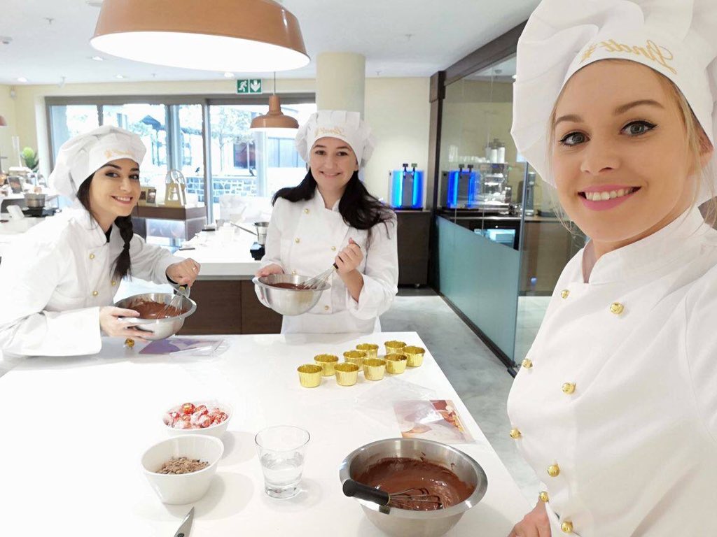 EmmaLiversage's tweet photo. #teambuilding #Lindt #cupcakeclass #theWaterFront #Lindtworkshop #chocolateheaven #InsightConnection https://t.co/veYUa4EYcW