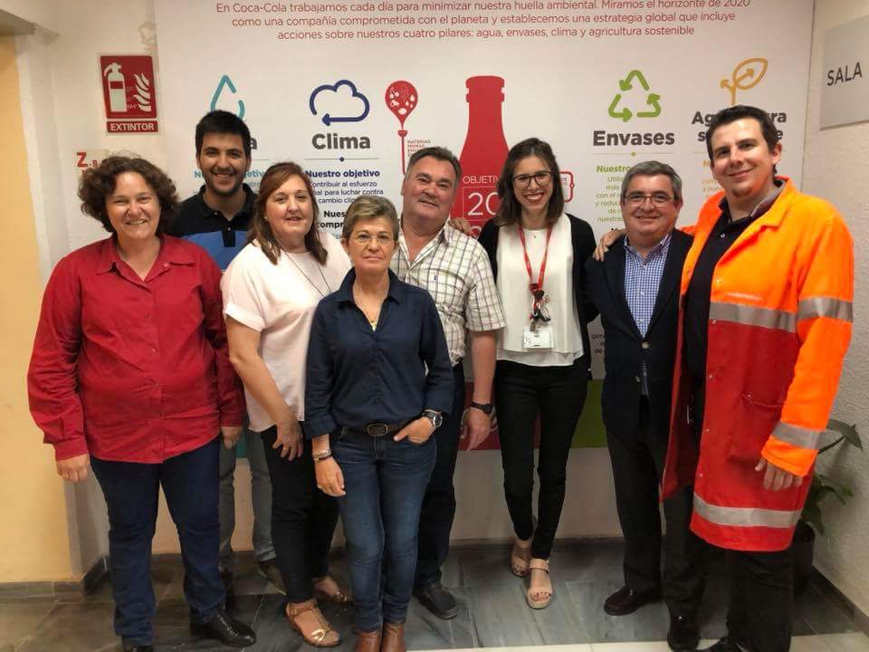 Amacva_org's tweet photo. Ayer en el día del Medio Ambiente estuvimos visitando las instalaciones de la fábrica de Coca-Cola donde nos explicaron las políticas de sostenibilidad que utilizan en sus instalaciones. Gracias al equipo técnico los cuales se portaron genial con nosotros. #visitasconbuenambiente https://t.co/qnt8Y8xUdX