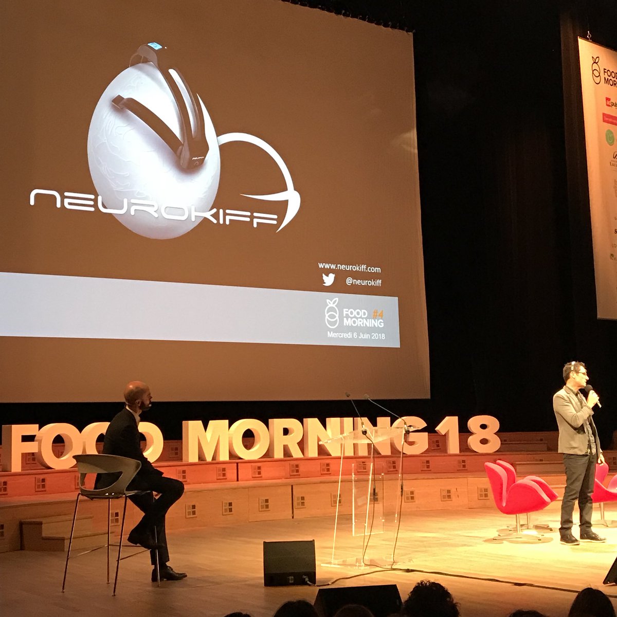 #FoodTech : première séance de pitch avec <a href="/franckytrichet/">Francky TRICHET</a> de <a href="/Neurokiff/">Neurokiff</a>, un casque qui va permettre d’interpréter les émotions lorsque l’on déguste un verre de vin. #FoodMorning18