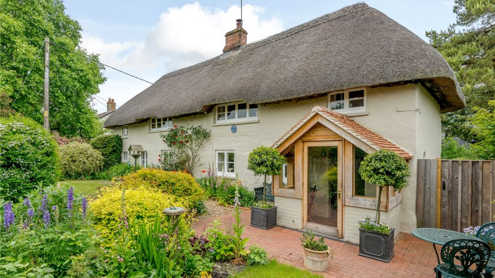 Struttsnewbury's tweet photo. #Newtothemarket Delightful thatched #cottage. #Dreamproperty, #PropertyoftheDay. Davids Cottage in #VernhamDean, #Hampshire, three reception rooms, three bedrooms and two bathrooms and a huge amount of charm.
https://t.co/V2pxYcZexd https://t.co/kTBb1gjpBV