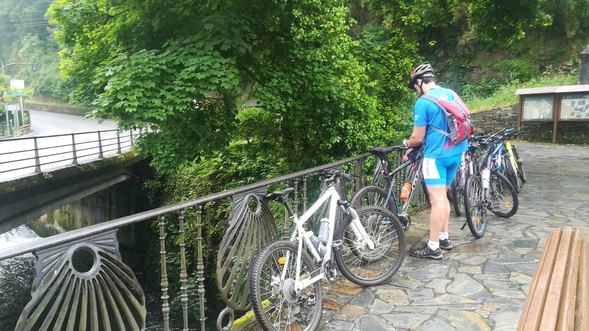 MtbSek's tweet photo. ¡Llegamos a Samo con mucha lluvia! Super gratificante!! #cycling #CaminodeSantiago #goals @institucionsek @SekCatalunya https://t.co/uEGo95x79z
