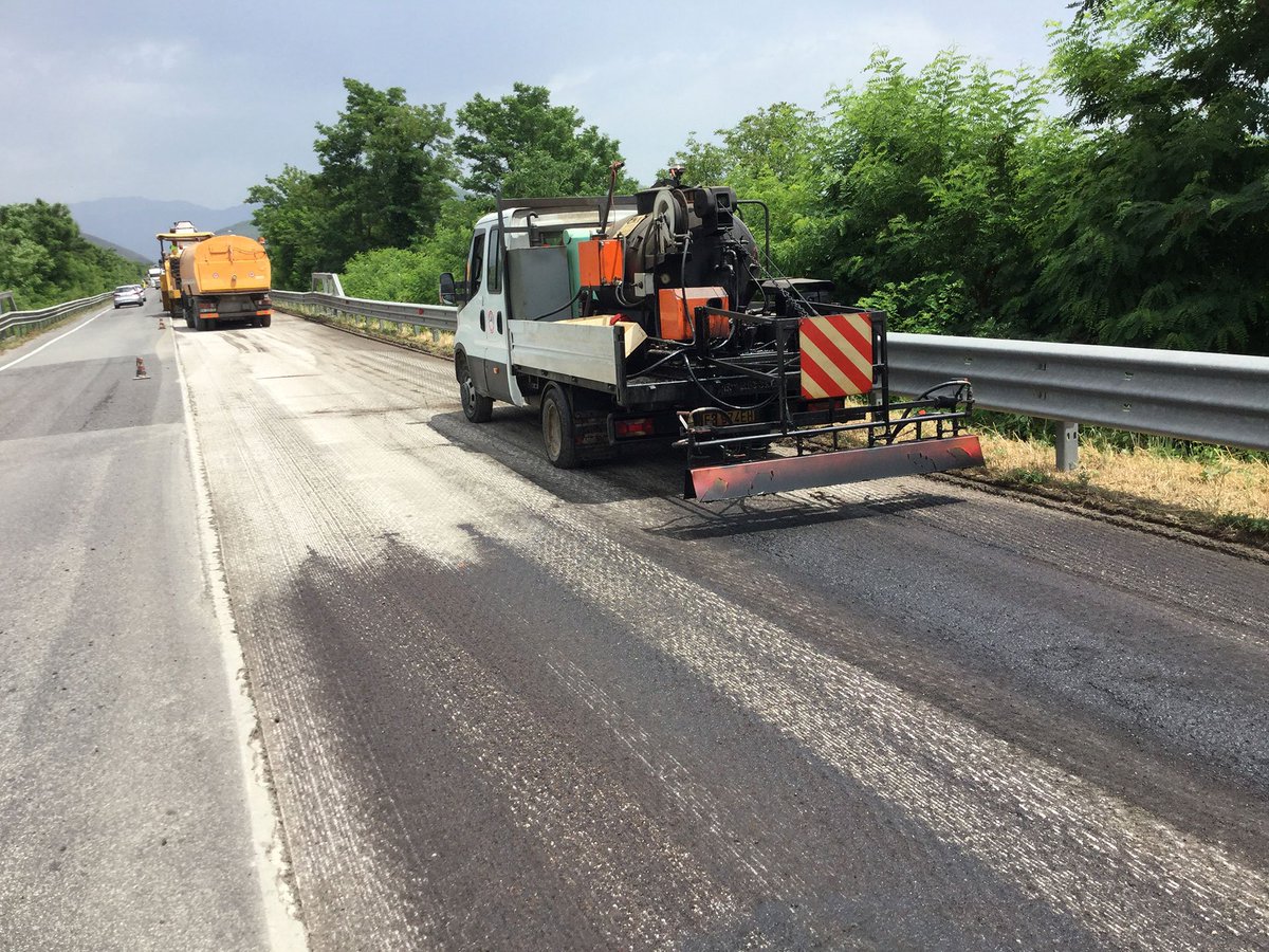 StradeAnas's tweet photo. #Campania, Anas: al via i lavori di pavimentazione sulla #SS372 “Telesina”. L’intervento di #manutenzione straordinaria vale complessivamente 2,7 milioni di euro. Per saperne di più: https://t.co/OeCG7DS2ag https://t.co/EN7vQHQXOY