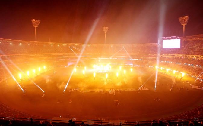 heraldsunsport's tweet image. Not a bad spot to hold #StateOfOrigin. Well played @MCG

LIVE BLOG: bit.ly/2JfUMzw