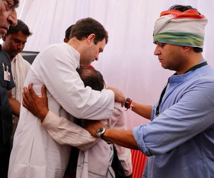 IAmDeeptiSingh's tweet photo. When I asked the same to @capt_amarinder &amp; @siddaramaiah ,in just 10 days Karnataka &amp; Punjab govts waived off farm loans. 10 दिन के अंदर कर्नाटका ��े किसानों का कर्जा माफ हुआ और उसके बाद पंजाब और दूसरी कांग्रेस सरकारों ने किसानों का कर्जा माफ किया -@RahulGandhi #JusticeForFarmers https://t.co/phhbPozrVM