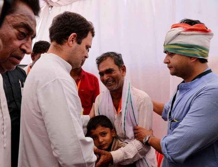 IAmDeeptiSingh's tweet photo. When I asked the same to @capt_amarinder &amp; @siddaramaiah ,in just 10 days Karnataka &amp; Punjab govts waived off farm loans. 10 दिन के अंदर कर्नाटका ��े किसानों का कर्जा माफ हुआ और उसके बाद पंजाब और दूसरी कांग्रेस सरकारों ने किसानों का कर्जा माफ किया -@RahulGandhi #JusticeForFarmers https://t.co/phhbPozrVM
