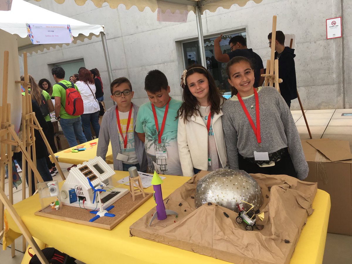 aemprende's tweet photo. ¡¡El proyecto #CONTRIBUYENDO2018 del @PblAtalaya muestra sus creaciones dirigidas al fomento del #cambiosocial en #Feriasempredimiento #Granada!! @cadegranada @EducaAnd @InniciaAnd https://t.co/IfYkvpFpij