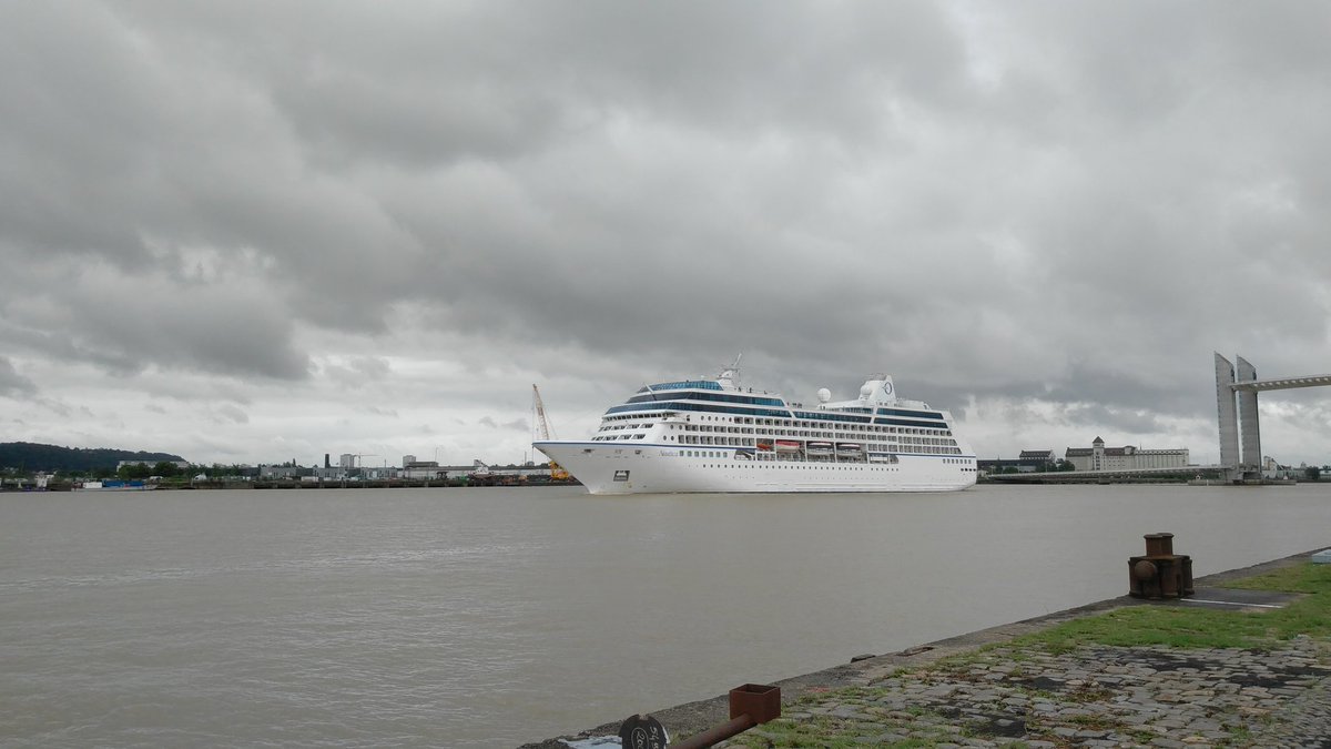 BdxPaquebots's tweet photo. Le #Nautica d @OceaniaCruiseFR vient de quitter le terminal portuaire du #PortDeLaLune de #Bordeaux. 

Direction le quai du Verdon pour récupérer des excursionnistes actuellement en promenade dans les vignes du Médoc. 

Il quittera le Verdon ce soir en route pour Southampton https://t.co/i7g17kmM8J
