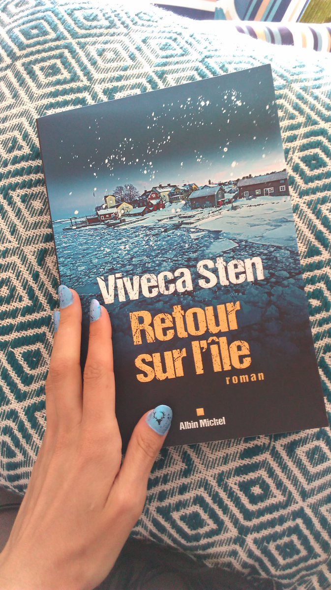 LecturesG's tweet photo. Lecture et manucure de circonstance en ce jour de fête nationale suédoise ! 💙 
#nationaldayofsweden 

@AlbinMichel
@VisitSwedenFR 
@institutsuedois 
@VisitSwedenFR https://t.co/LqolTOk1nA