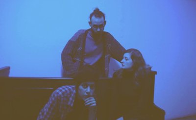 Das Leben von A, B und C – New Age Nihilists - steckt fest. Sie spüren, dass die Stadt um sie herum ihr Leben lebt. Sie haben die Kontrolle verloren. Ihre Beziehungen sind Beschäftigungstherapien, denn gefühlt ist alles Ringbahn. Am 9. Juni um 22:00 Uhr im <a href="/FTMoabit/">Fabriktheater Moabit</a>