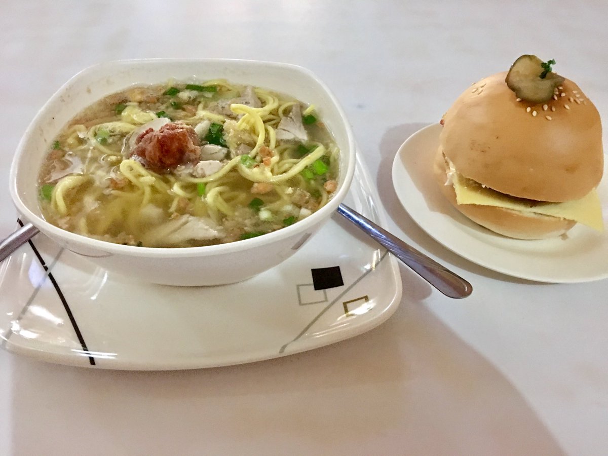 JunARMYHope's tweet image. I will always be craving for these duo!!! That is why, bisan ako lang isa magkaon walay kauban okey lang, kay maayo pa ning pagkaon dili ka biyaan pero ang kauban nimo nagkaon mubiya ra ug kalit, pasakitan paka!!!😊😊😊

#CylinsRefreshment
#Batchoy
#Cheeseburger