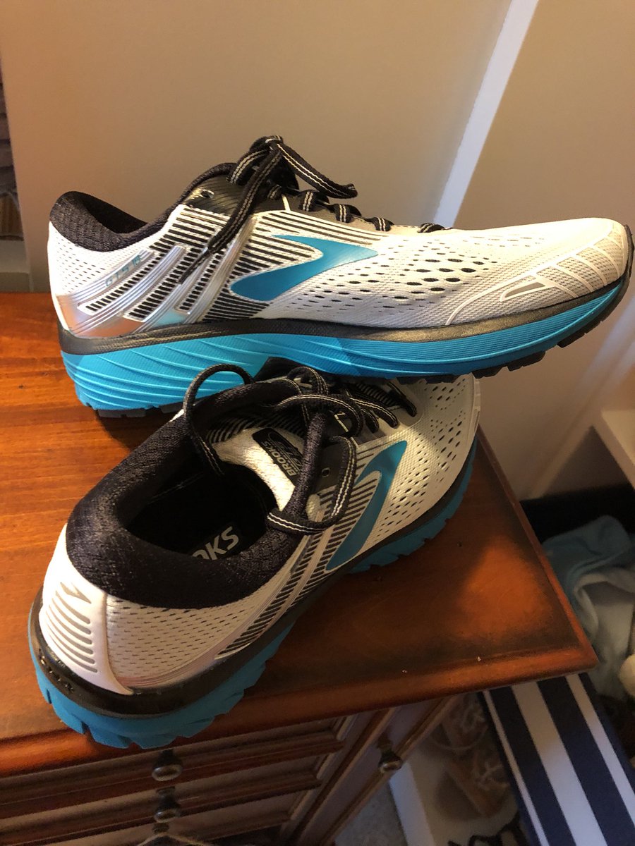 There’s just something about the smell of new sneakers #brooks #newsneakersmell #intoxicating