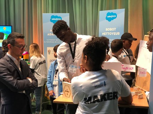 SalesforceFR's tweet photo. Favoriser un accès équitable à la technologie pour faire naitre les innovateurs de demain : démonstration avec la Trail Maker Faire et sa ville connectée du futur, codée et imprimée en 3D par 4 équipes de collegiens @AgeOfMakers @StartupForKids #futureReady #SalesforceTour https://t.co/lZ6g8LH6Fa