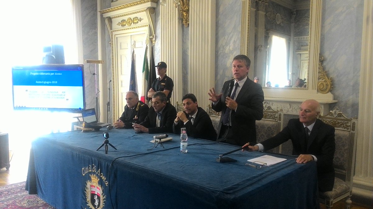 ComunediAosta's tweet photo. Da #Rava, @QuesturadiAosta e #Sitrasb presentazione progetto #Mercurio per #Aosta. Sindaco @fulviocentoz: "anche da @ComunediAosta videosorveglianza per aumentare sicurezza cittadini". @ustampavda https://t.co/WdZsWHIEhB