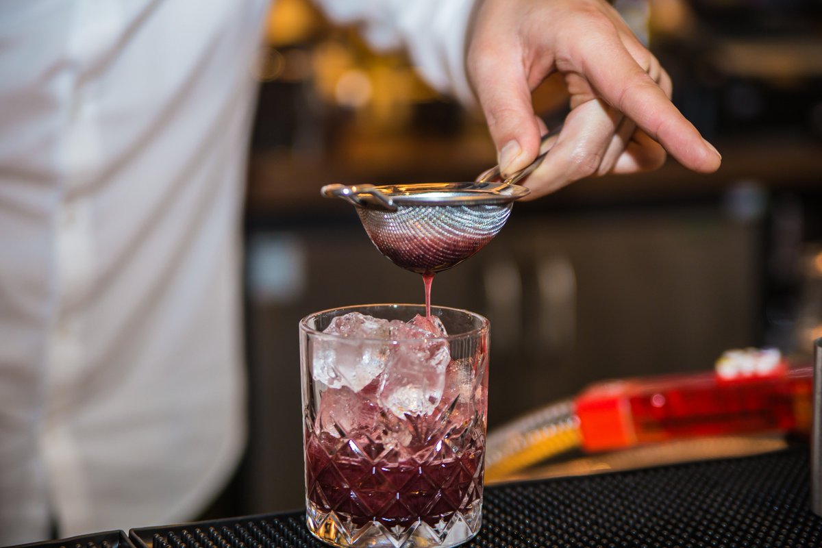 To Gin or not to Gin? .... 🤔
Silly Question 🙊
•
•
#ginandtonic #gin #instadrink #drinkup #cheers #mixology #mixologyclass #spirits #botanicals #broadgate #liverpoolstreet #lifeisbeautiful #lunchtime #designmynight