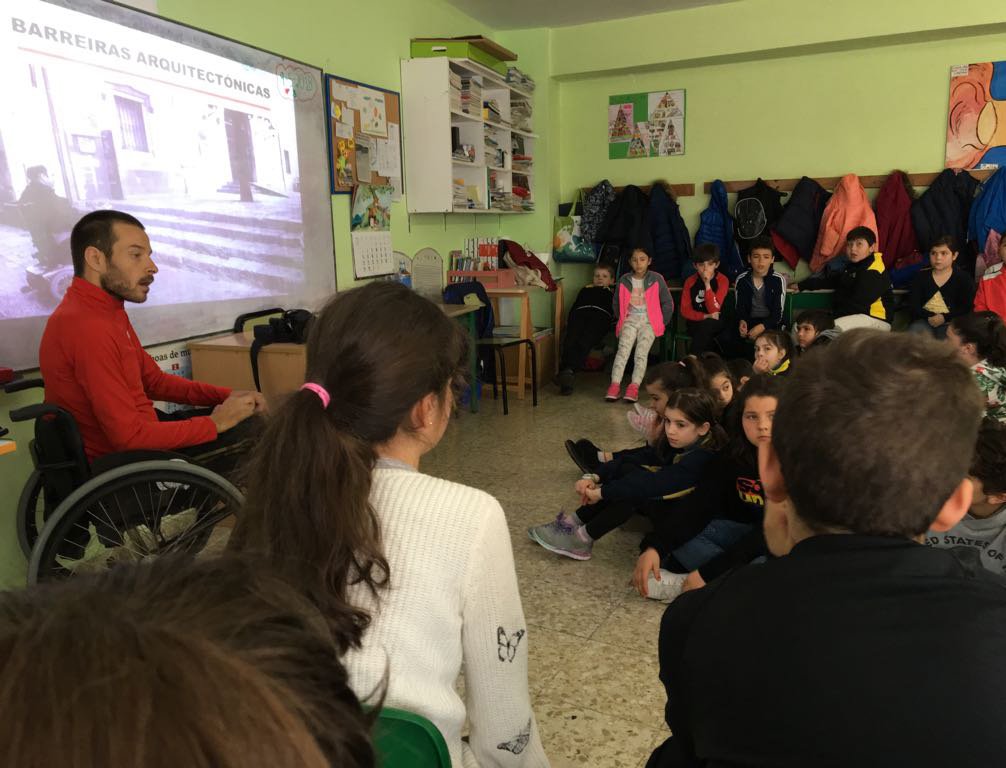working_wheels's tweet photo. En el Colegio Plurilingüe Vilas Alborada para hablar sobre diversidad funcional, deporte adaptado y sobre la importancia de la accesibilidad en todos los ámbitos. Con paseo en silla de ruedas por las calles de Compostela para vivir en carne propia las dificultades del día a día! https://t.co/MIPmJBuiZU