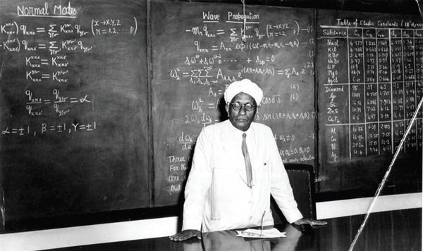 IndiaHistorypic's tweet photo. 1960s :: Physicist  C.V.Raman Teaching In Class https://t.co/7ihUrL37aX