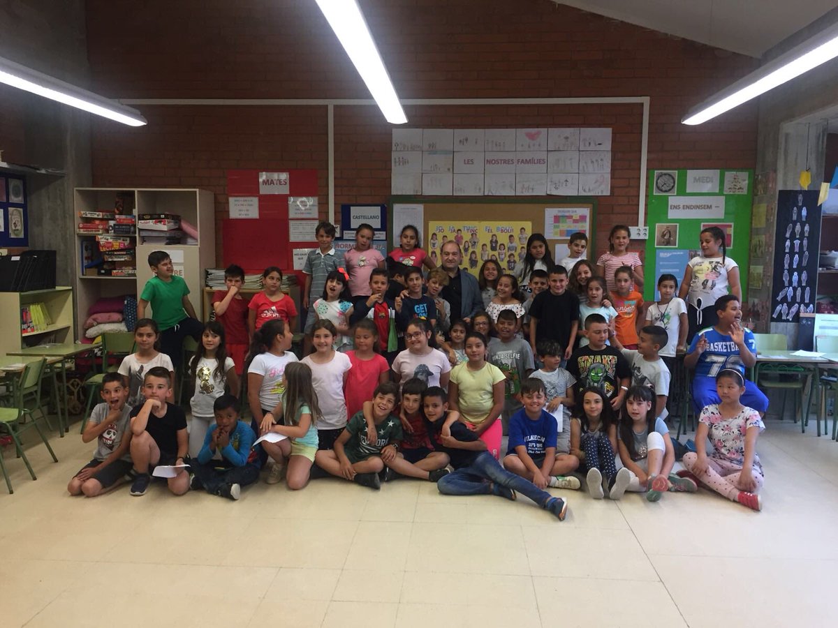 carlosruiztwitt's tweet photo. Visita als nens i nenes de 3er @escolacanpalmer i trobada amb l’equip directiu x impulsar projectes innovadors #ExitEducatiu #Viladecans https://t.co/4UH5e6MtB9