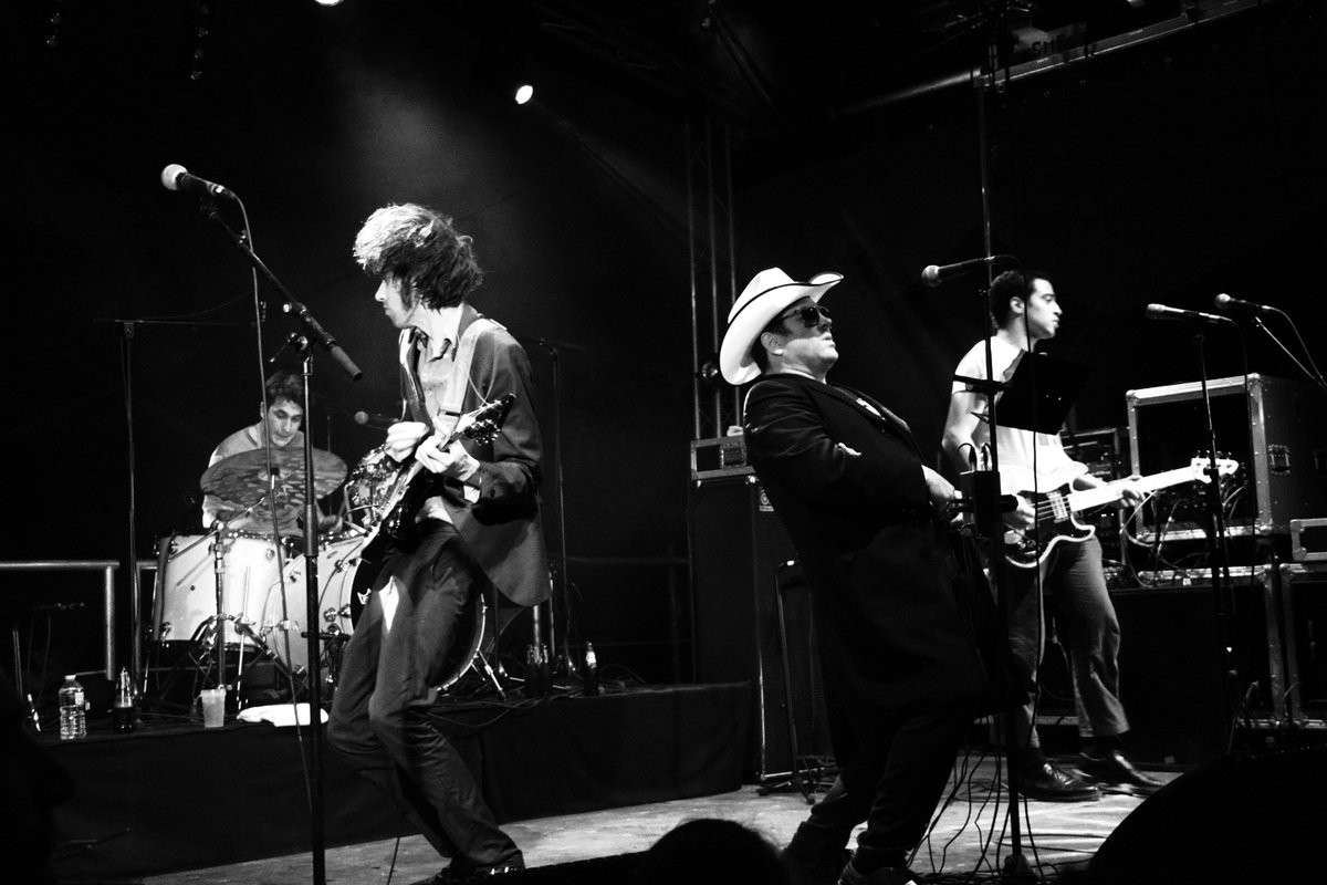 MrRoudRIC's tweet image. La #fatwhitefamily ne sera finalement représentée que par les @warmduscherr après le forfait des #InsecureMen au #tinals. Qu'à cela ne tienne, SuperResistant aux premières loges pour le #rockinchaire. @TINALS_festival