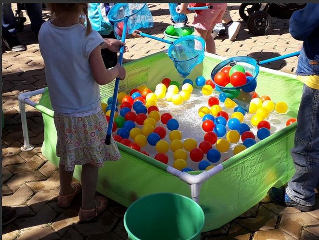 emasesa's tweet photo. Con motivo del #DMMA2018 organizamos la Fiesta del Agua, con el objetivo de concienciar sobre la importancia de #TuAgua💦 
➡️Talleres medioambientales, juegos y mucho más
➡️8 de junio
➡️Pza del Altozano en #Sevillahoy
#YoAguaDelGrifo 
EMASESA ,#TuEmpresaPúblicaDelAgua https://t.co/aj9IwvCbM2