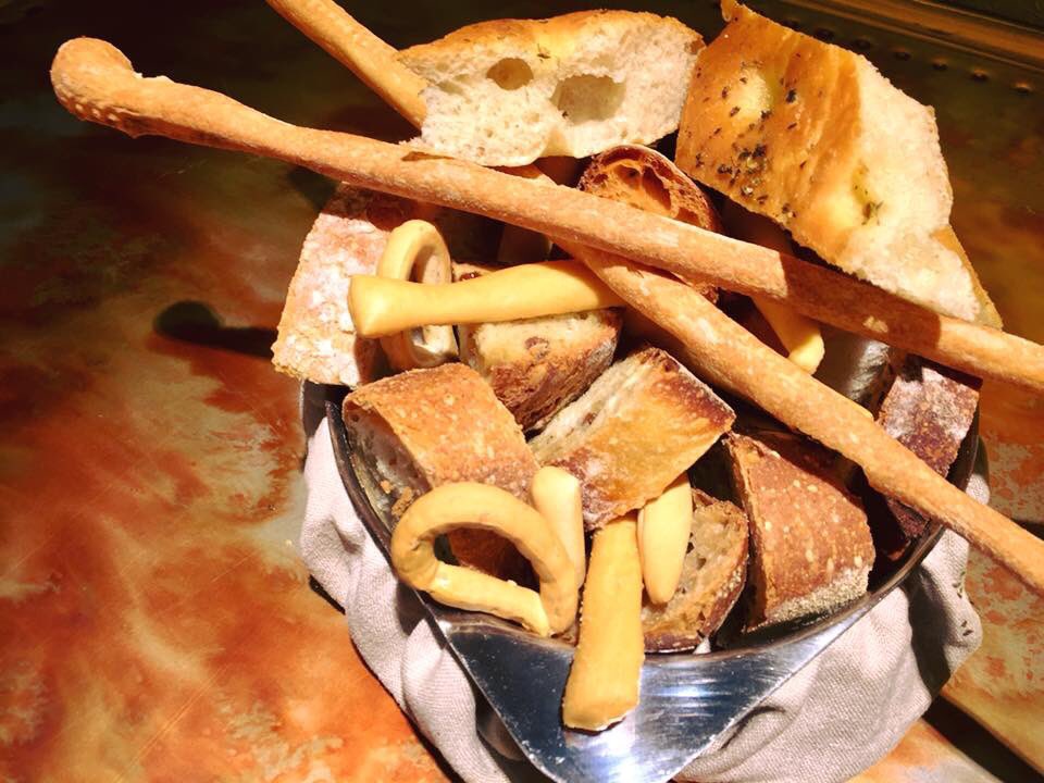 CUATRODEOCHO's tweet photo. #nosgustacomerconpan 🥖y eso se nota 😉!! #cestillo con #focaccia, #rosquilletas de aceite, #rosquillas de #ajonjolí, #grissini artesano, #picos camperos... #restaurantes #madrid #pan #foodie #comida #foodrestaurant #gastronomía #gastronomy #spain #madrid #foodlovers https://t.co/tz4ZK0rhpn