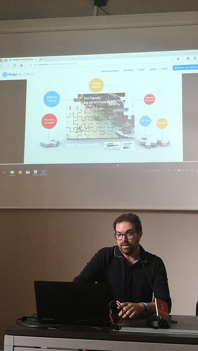 RosaParadell's tweet image. Marc Genès del Consell Comarcal del Baix Empordà ens explica la seva experiència de participació al #SmartCATChallenge en base als reptes de #mobilitat i #Turisme que es poden resoldre amb solucions #smart @tic #PromoEcoDdGi @diputaciogirona