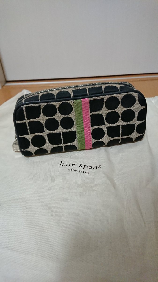 fbgogo's tweet photo. 初めてケイトちゃんを購入したのは15年ほど前。20代前半でした。ノベルティでもらったポーチもかわいすぎて。このかばん、今は使ってないけど、手放せなくて大事に保管してます。 #ケイト・スペード #MyFirstKateSpade #KateSpade #katespadeRIP https://t.co/dspj7BzvAL