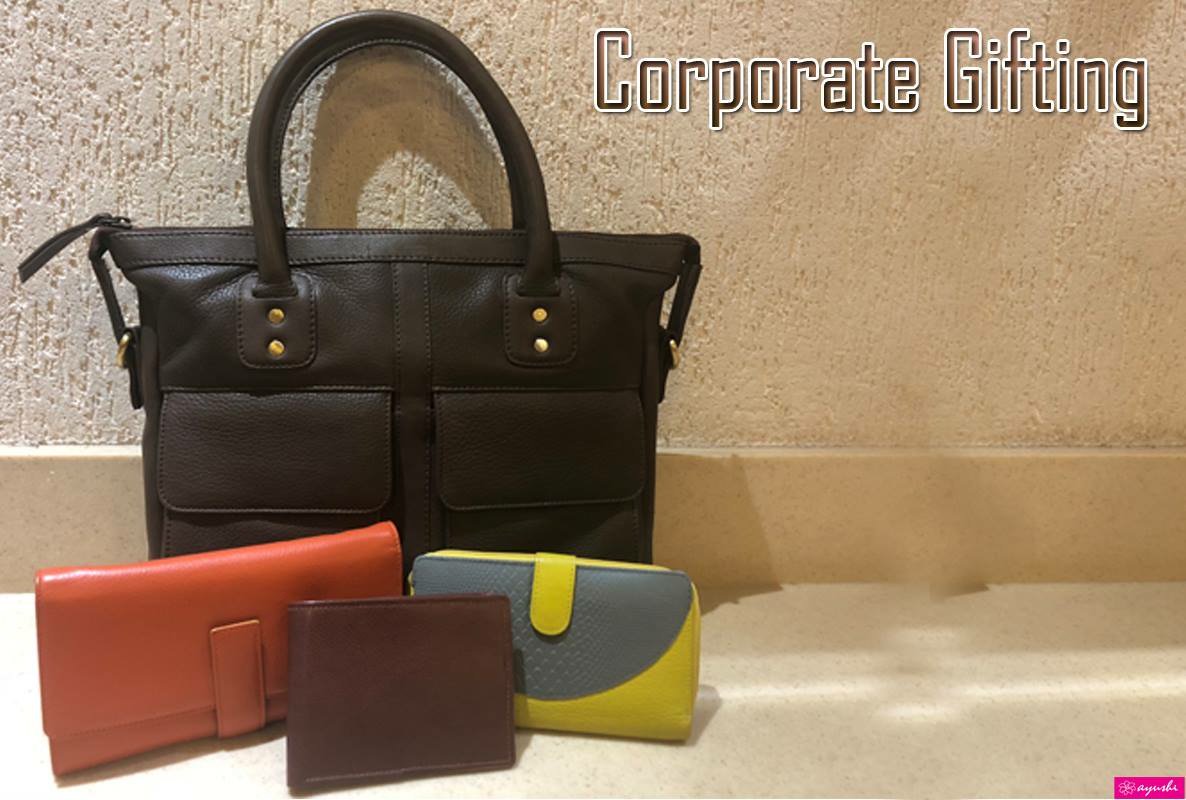 ayushibrand's tweet photo. Wondering from where to get the gifts for your employees or clients this season ! Here we are, providing one stop solution for your corporates gifts. Inbox for further details. #corporategifting #ayushibrand #ayushicollection #corporategifts #menwallets #leatherkeychains https://t.co/volKC0ud46