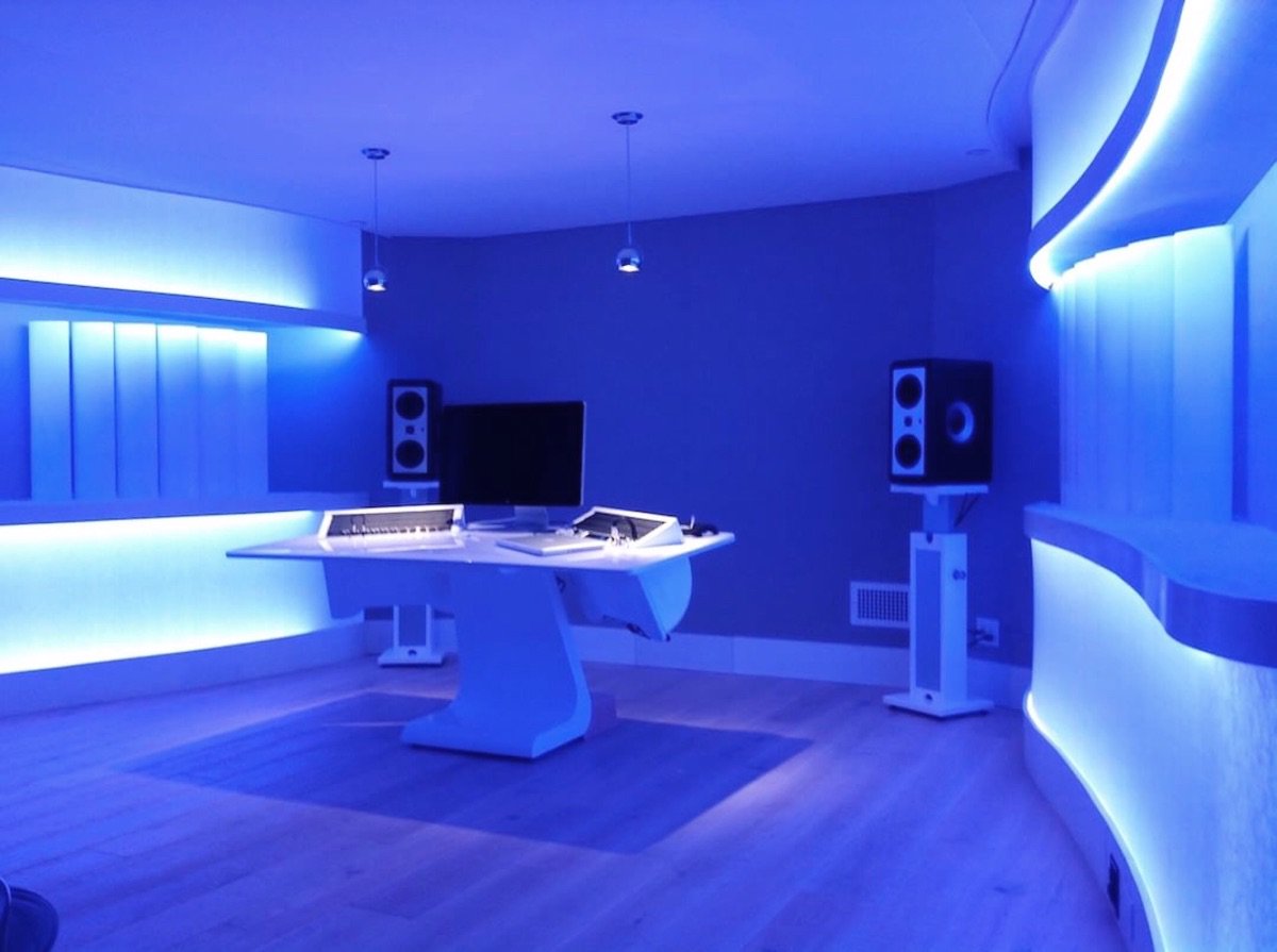 ZAORFurniture's tweet photo. Beauty of #simplicity. This is Basement Composer Studio LA w/ an iDESK and Monitor Stands, both in glossy #white finish.
#bubblesstudiodesign #studiodesk #studiofurniture https://t.co/lDdKlP24eA