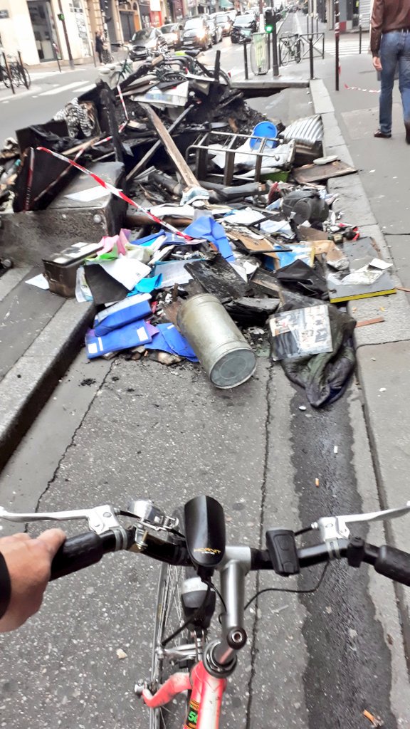 PierreLiscia's tweet photo. Et sinon, avant d'inciter les Parisiens à faire du vélo, on pourrait peut-être commencer par nettoyer nos rues ? 🚴‍♂️🗑 (rue Damrémont #Paris18)
#JeDisÇaJeDisRien https://t.co/pugqmQ0w6o