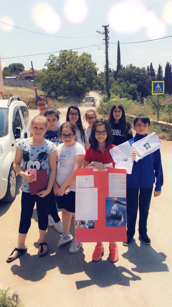 merveguneren's tweet image. #masterjuniour programımızı tamamladık yaptığımız afişlerimizi okulumuzun civarındaki marketlere astık🎓📚 ATMA GİTMESİN DOĞAYI KİRLETMESİN #plastikpoşetlerzararlıdır