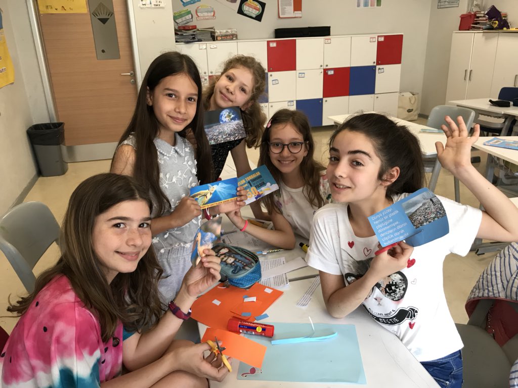 merveguneren's tweet image. #masterjuniour programımızı tamamladık yaptığımız afişlerimizi okulumuzun civarındaki marketlere astık🎓📚 ATMA GİTMESİN DOĞAYI KİRLETMESİN #plastikpoşetlerzararlıdır