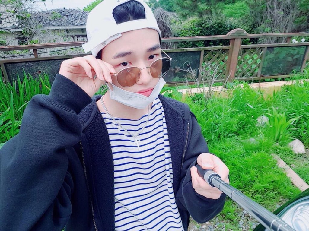 strayvers's tweet photo. Merhaba, Seukijeu stan! ☀️ Bir süre önce annem, babam ve Kkami ile birlikte gittiğim bir gezide, sizlere göstermek için çok sayıda fotoğraflar çektim! 📸 Bu arada... Güneş gözlüğü anneme ait fakat bana da yakışmış, hm? ㅎㅎㅎㅎ https://t.co/uOwBPkkpZR