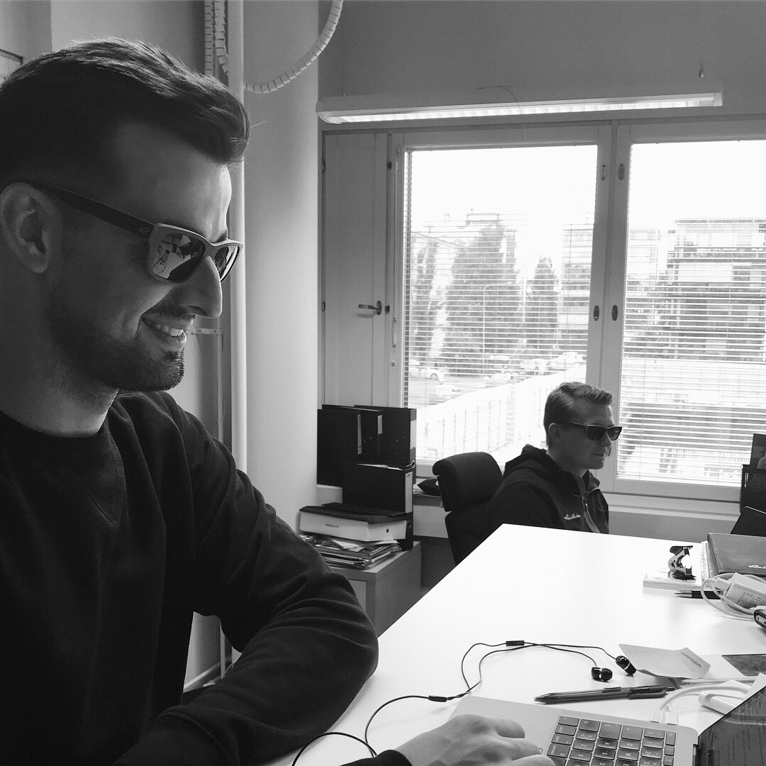 RainmakerFI's tweet photo. Rainmakerin toimistolla on melko kuuma meniniki. 😎🔥Saimme juuri käyttöön aidot Rainmaker aurinkolasit design by shadeshares. 
Osa lasien tuotosta menee hyväntekeväisyyteen #syrjäytymistävastaan #koskaihminen #icehearts #saapaistaa #aurinkoo #shadeshares #wooden #sunglasses https://t.co/cqYDgYSwiS
