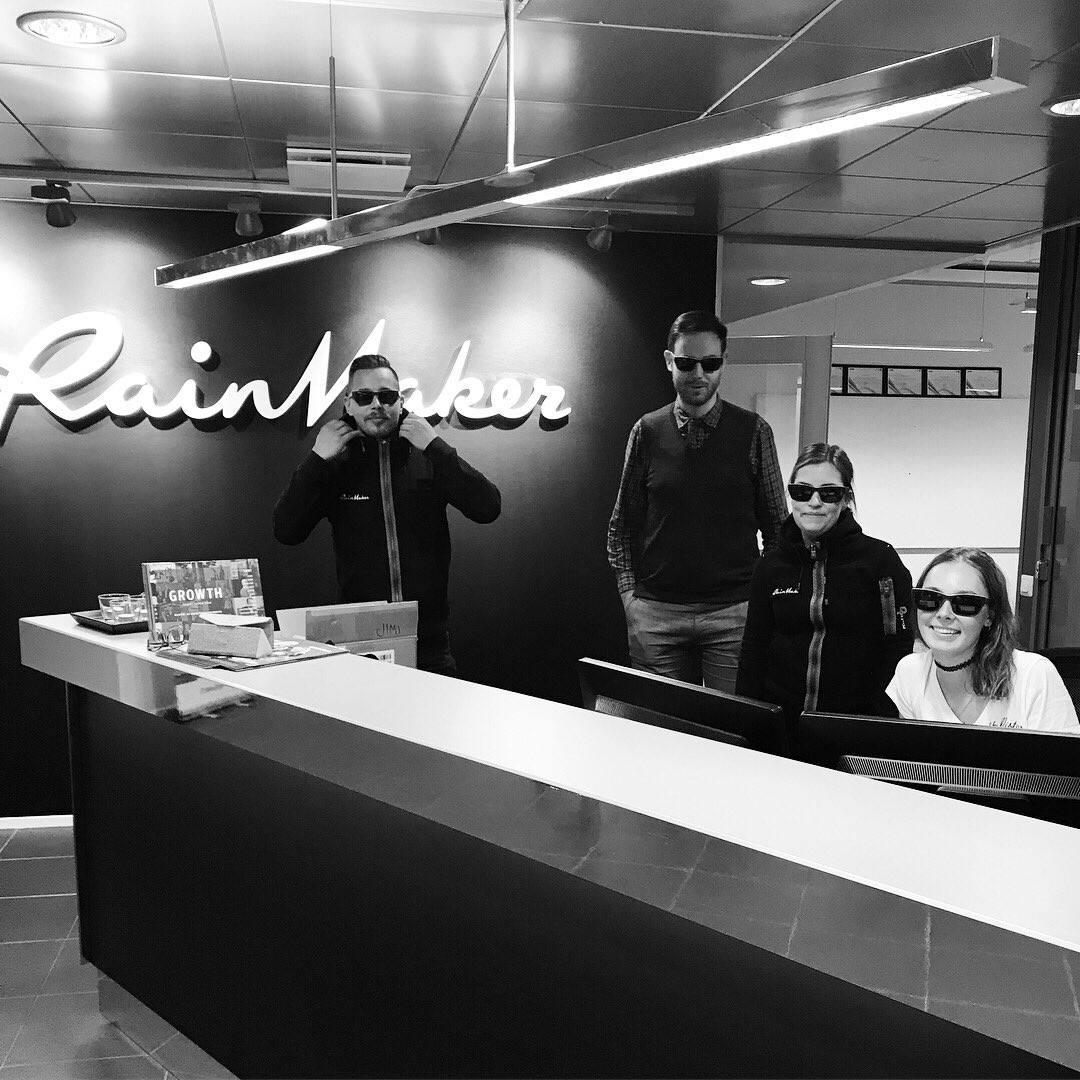 RainmakerFI's tweet photo. Rainmakerin toimistolla on melko kuuma meniniki. 😎🔥Saimme juuri käyttöön aidot Rainmaker aurinkolasit design by shadeshares. 
Osa lasien tuotosta menee hyväntekeväisyyteen #syrjäytymistävastaan #koskaihminen #icehearts #saapaistaa #aurinkoo #shadeshares #wooden #sunglasses https://t.co/cqYDgYSwiS